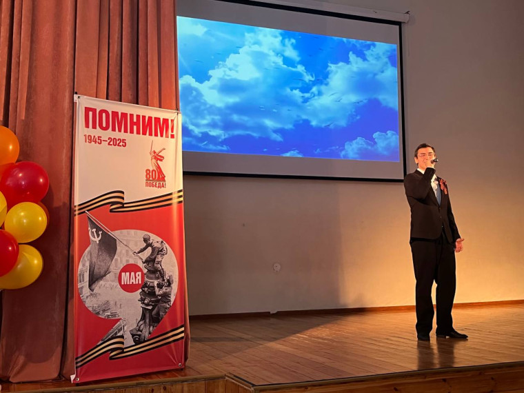 Торжественная линейка в честь Дня Победы в нашей гимназии.