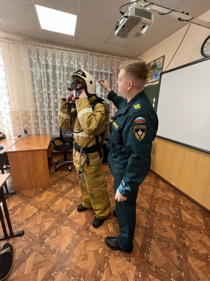Встреча учащихся с сотрудником 64 пожарно-спасательной части г.Сургута Пивоваровым В.Ю..