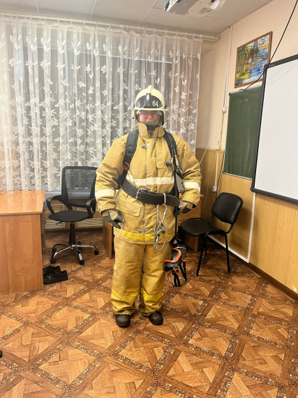 Встреча учащихся с сотрудником 64 пожарно-спасательной части г.Сургута Пивоваровым В.Ю..